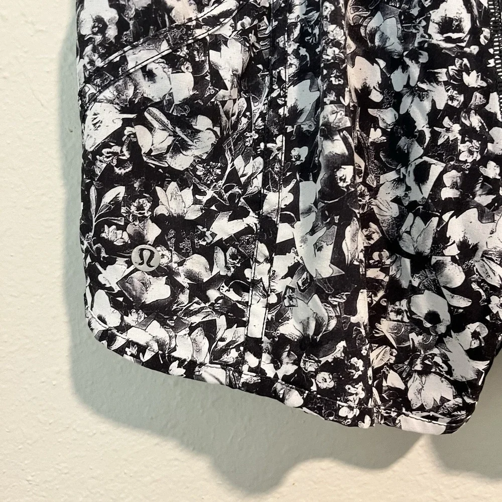 LULULEMON Womens TRACKER Shorts Size 8  Mash Up White Black 4in Inseam Lined